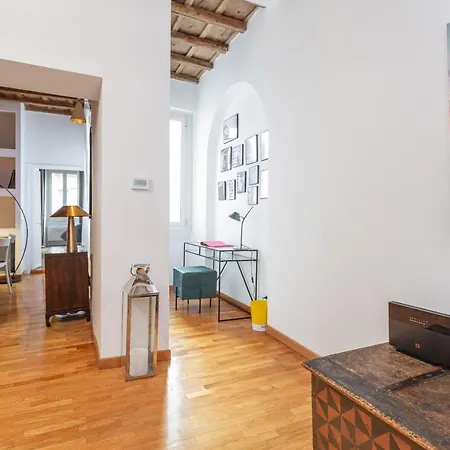 Eclectica Living By Navona Square Apartment
