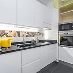 아파트 Eclectica Living By Navona Square